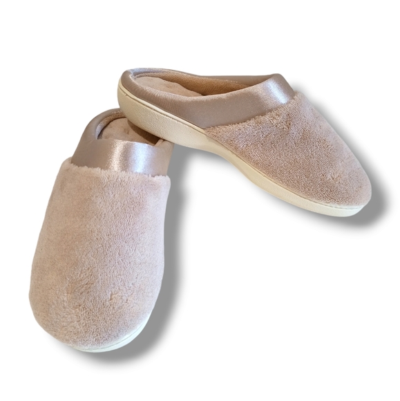 New 🌷 Isotoner Women's Microterry Clog With Satin Cuff Slippers Taupe - Picture 2 of 16